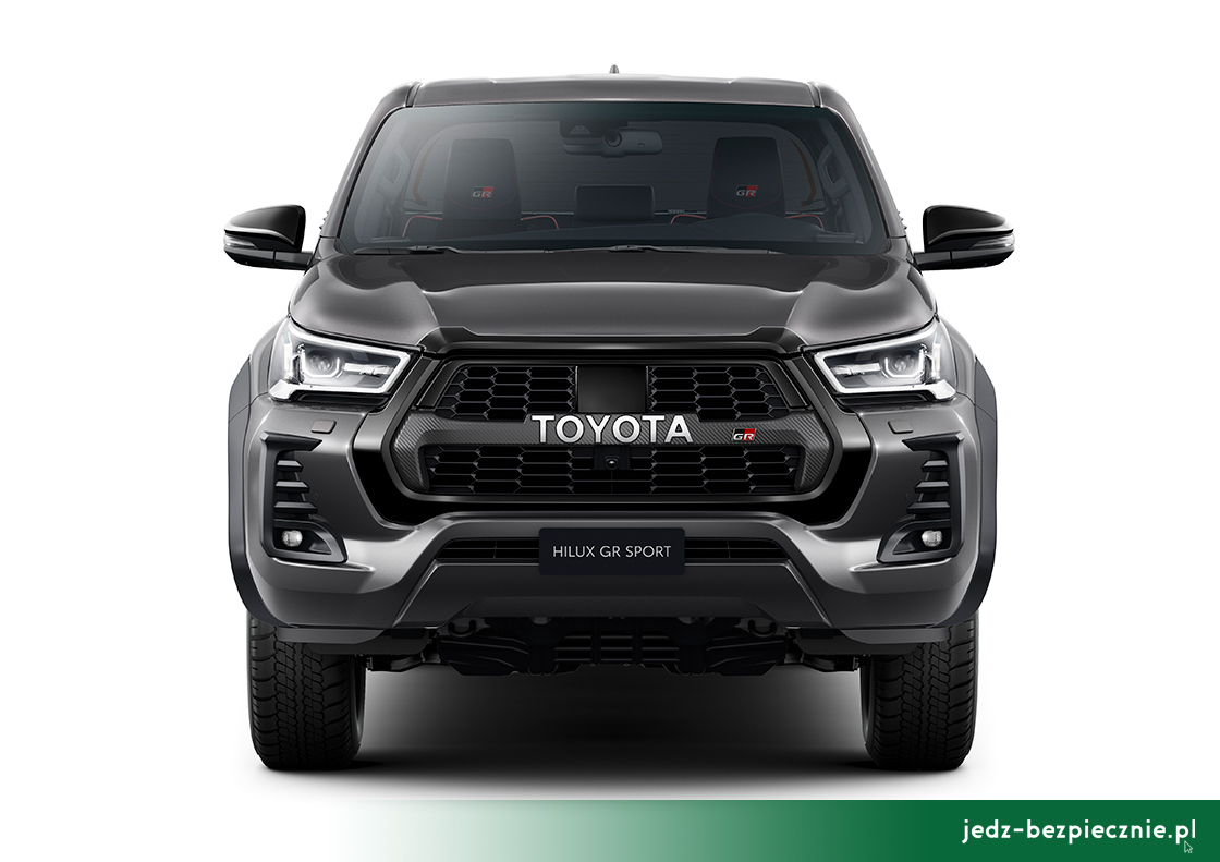 Premiera tygodnia - Toyota Hilux GR Sport - przód wersji z napisem Toyota na grilu
